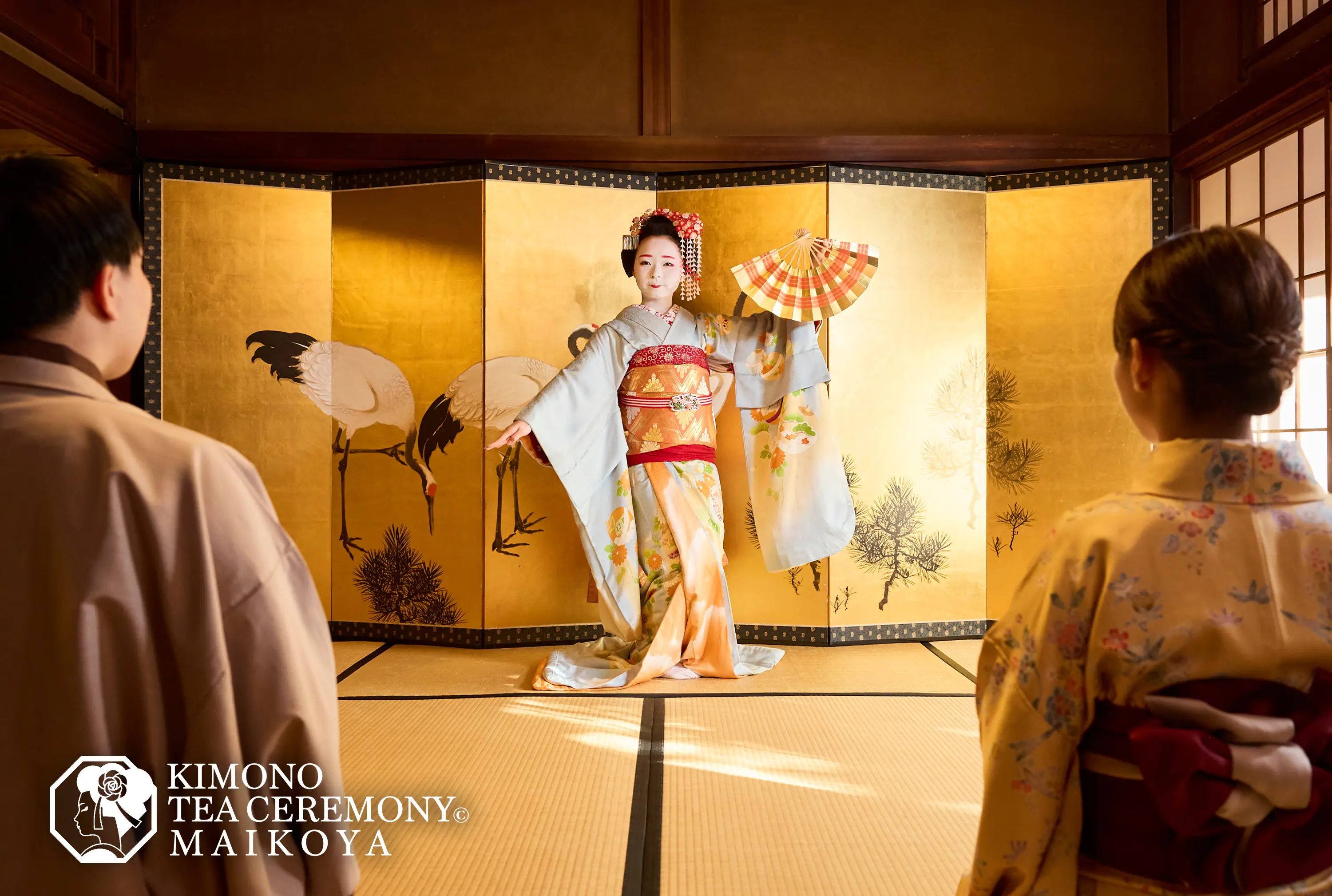 京都で舞妓の伝統舞踊を鑑賞する参加者