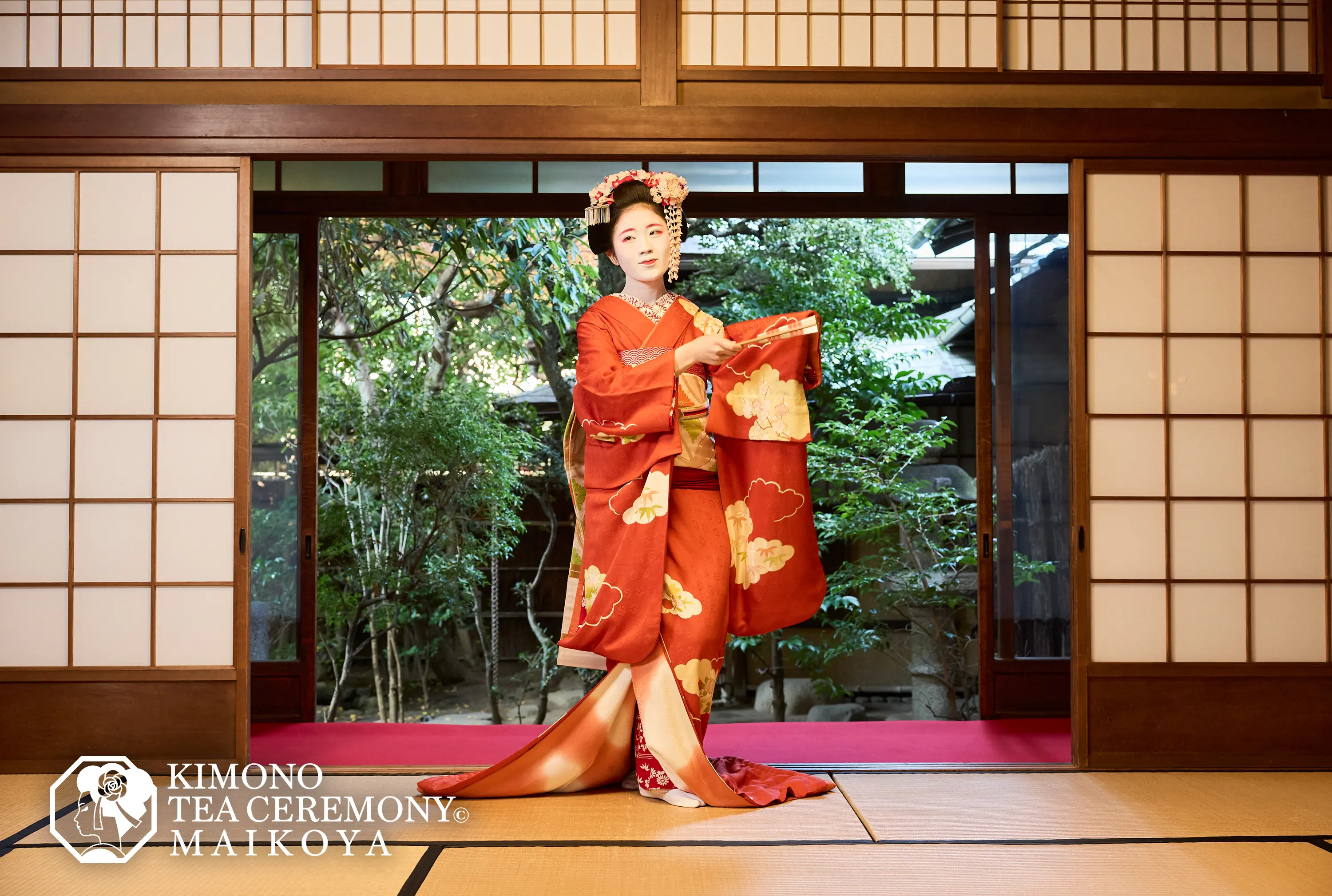 京都の歴史ある町家で伝統舞踊を披露する舞妓