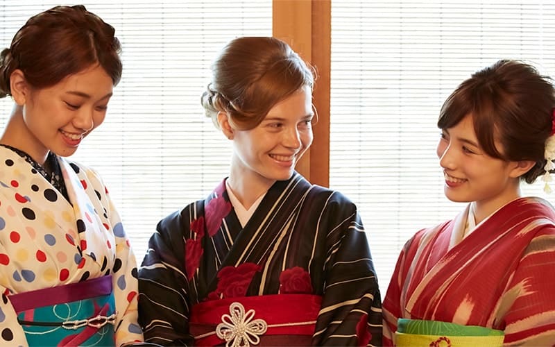 Cloth wrapping with Maiko,Geisha,Geiko in Osaka