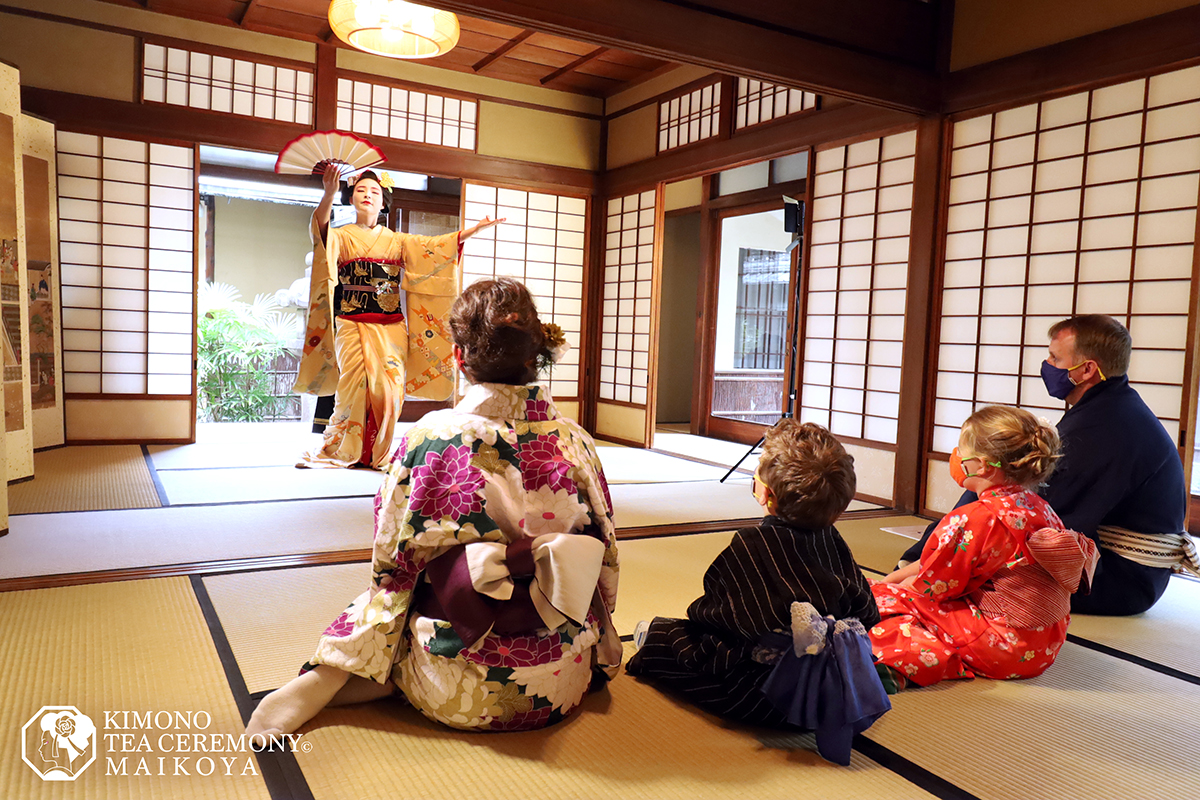 Geisha Dinner Show Kyoto: geisha is welcoming customers