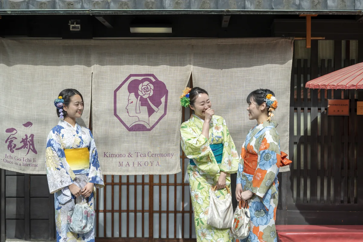 Friends outside MAIKOYA in kimono