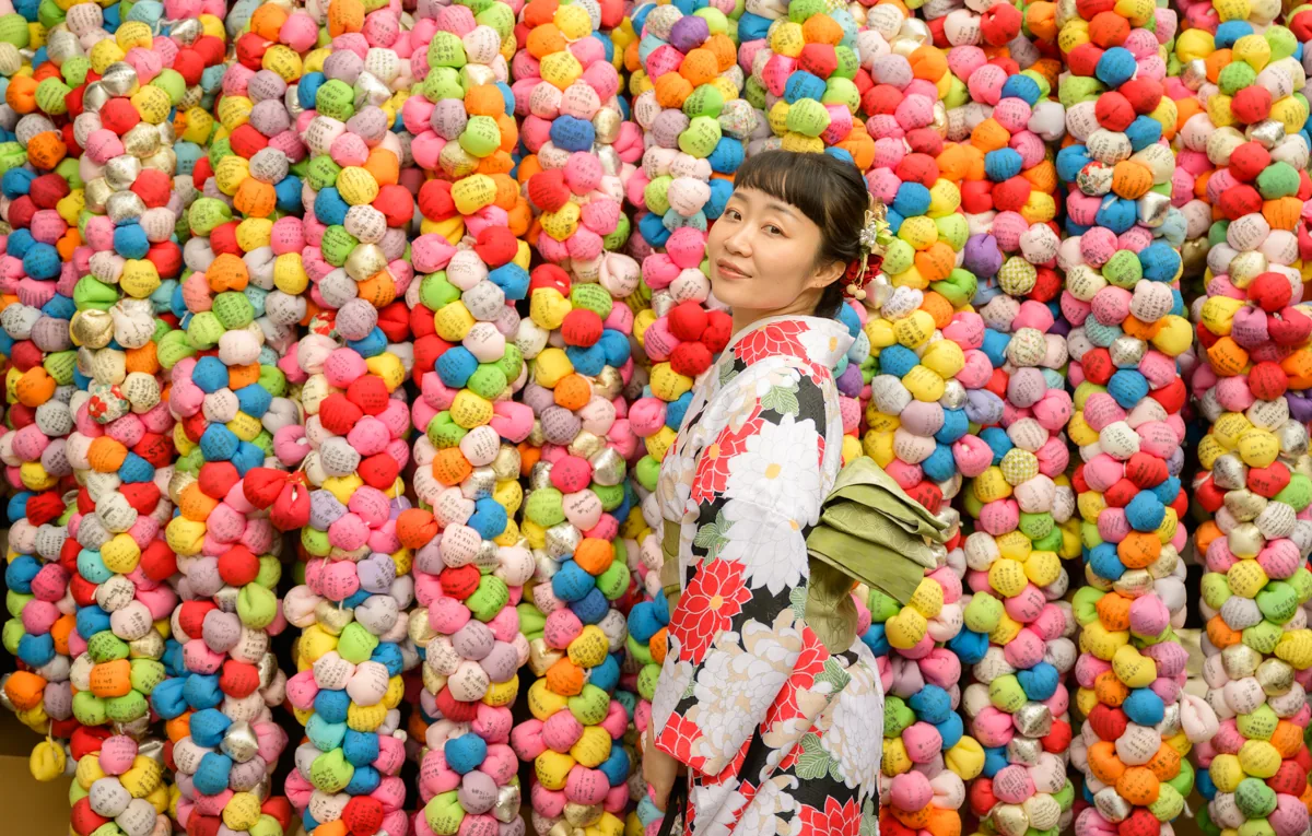 A guest in kimono at a colorful Kyoto photo spot