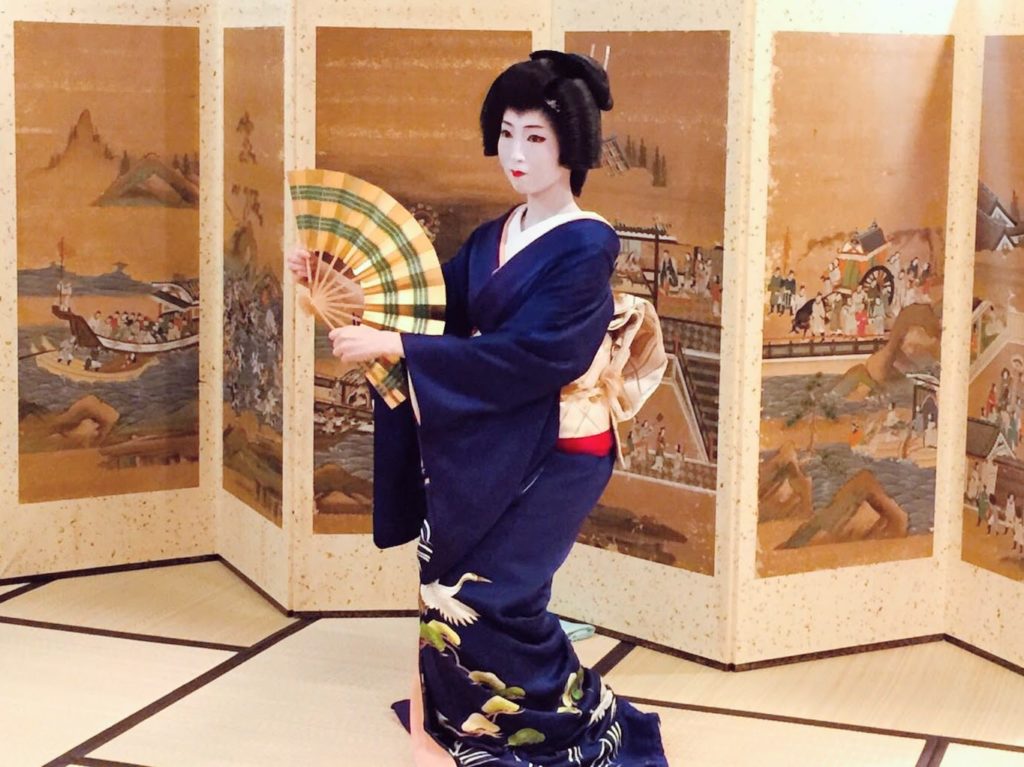 Geiko dancing in Kyoto screens