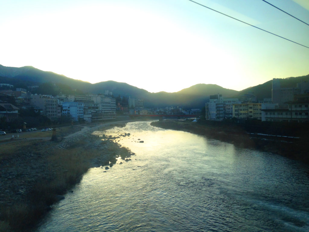 Gero Onsen Town and Hida River seen from the Takayama Main Line Limited Express "Hida", taken by そらみみ